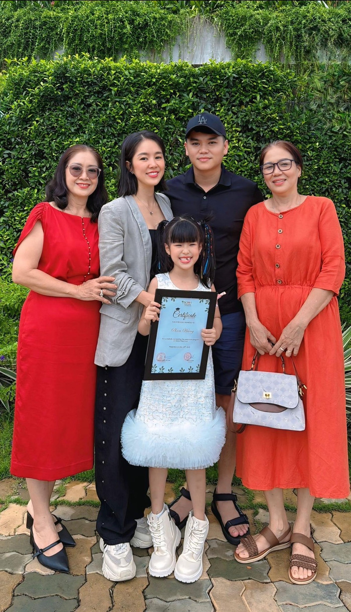 Lê Phương khoe ảnh cả nhà sum họp, cùng chúc mừng con gái tốt nghiệp mẫu giáo.