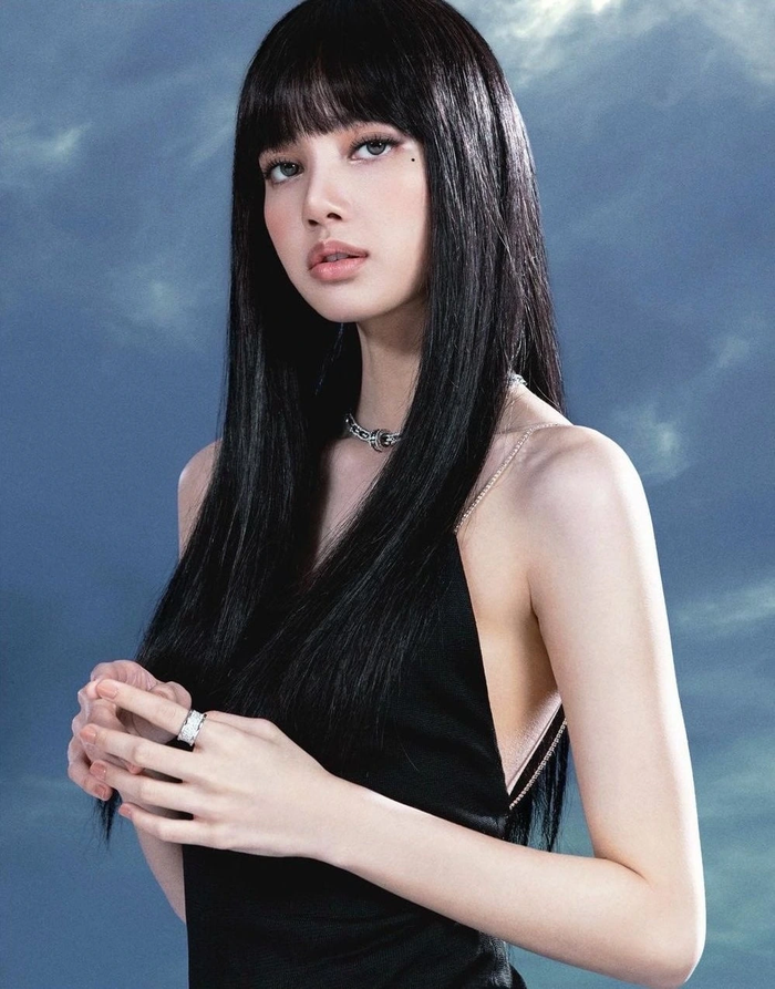 LISA (Blackpink) gây sốt với Visual trên tạp chí Nhật