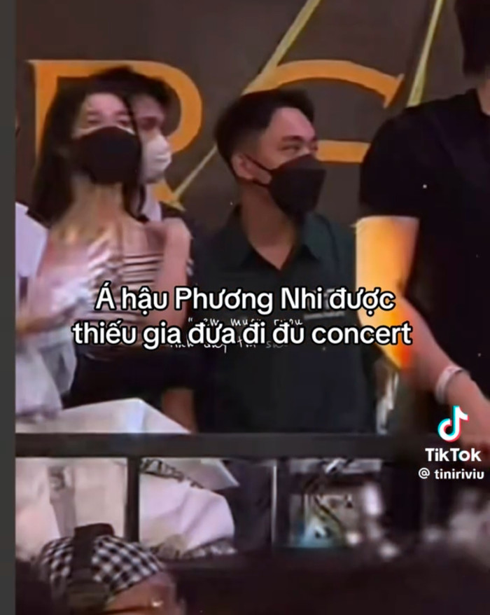 Khoảnh khắc Á hậu Phương Nhi và chồng thiếu gia được 'team qua đường' bắt gặp.