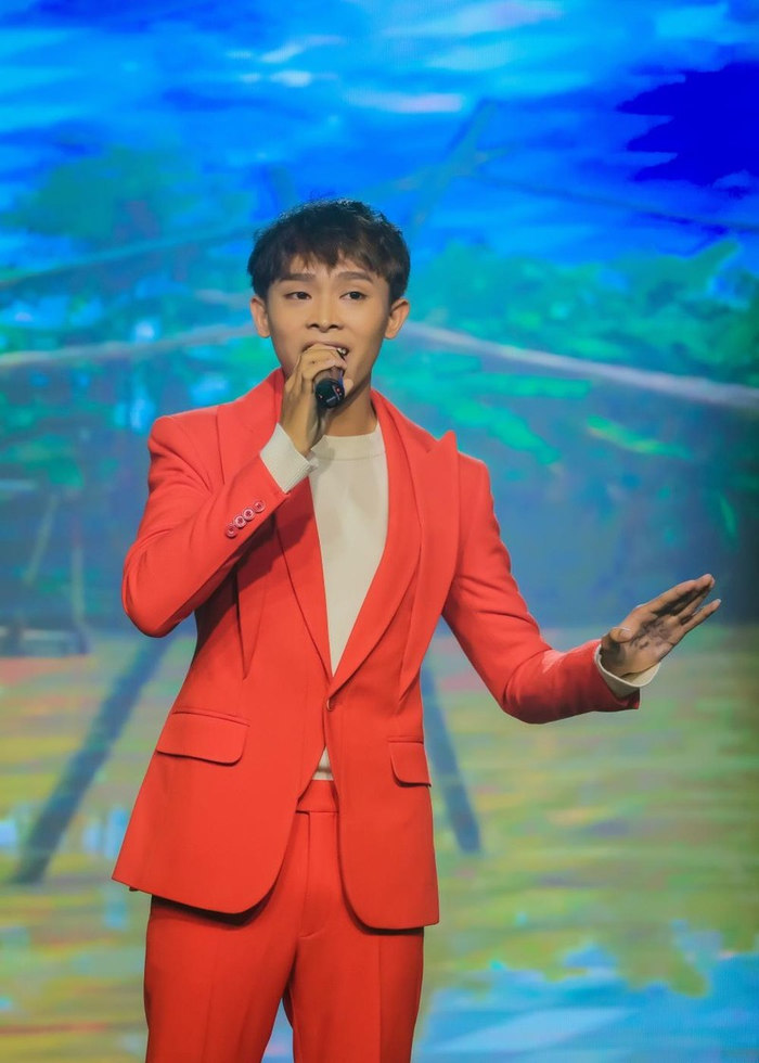 Hồ Văn Cường là nam ca sĩ trẻ thành công ở thể loại dân ca, trữ tình.