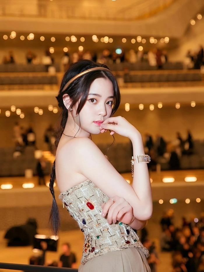 Âu Dương Na Na cũng nằm trong danh sách nghệ sĩ bị điều tra.