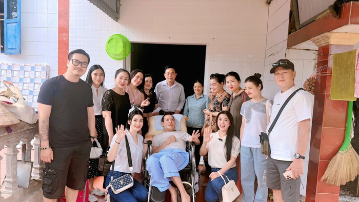 Bạn bè, đồng nghiệp thăm diễn viên Thái Hòa mới đây.