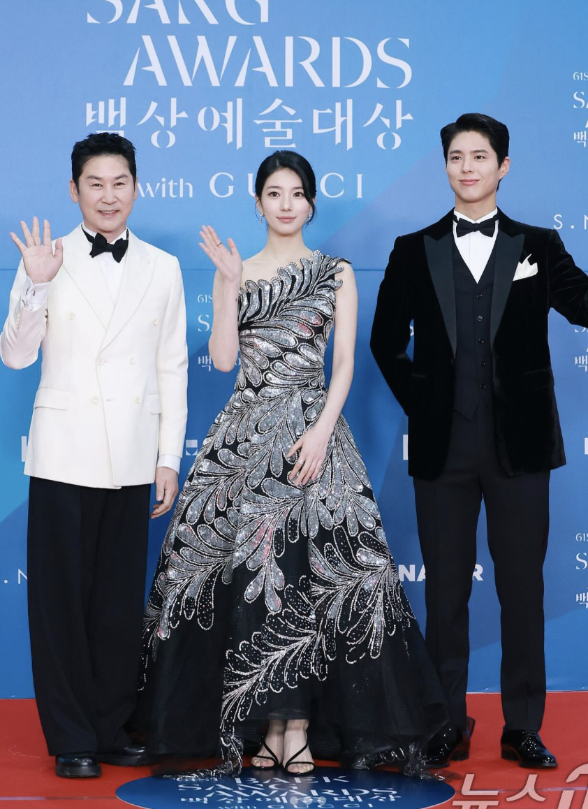Song Hye Kyo khoe nhan sắc không tuổi, đọ dáng cùng Suzy trên thảm đỏ - 4
