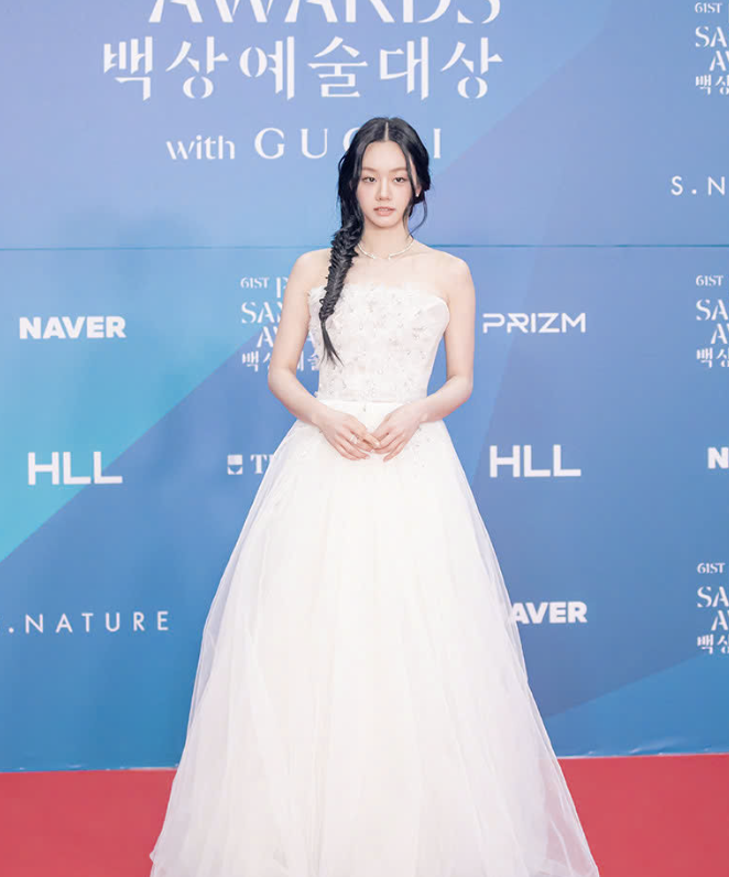 Song Hye Kyo khoe nhan sắc không tuổi, đọ dáng cùng Suzy trên thảm đỏ - 14