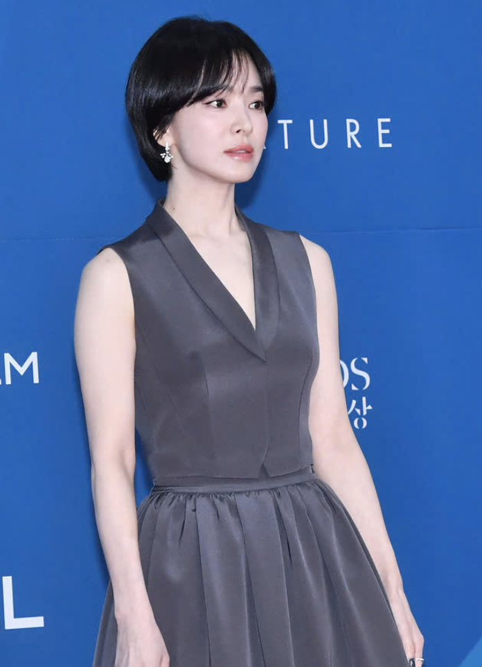 Song Hye Kyo khoe nhan sắc không tuổi, đọ dáng cùng Suzy trên thảm đỏ - 2