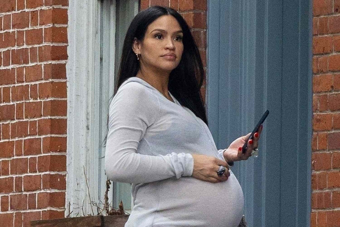 Cassie Ventura vác bụng bầu ra tòa làm chứng