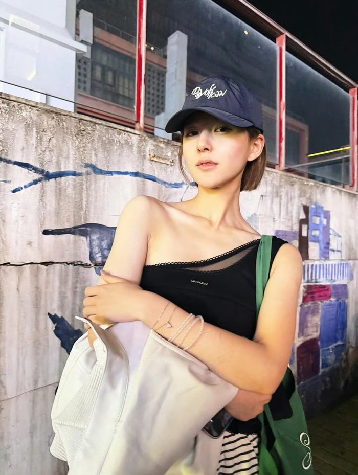 Triệu Lộ Tư hào hứng tạo dáng để chụp ảnh.