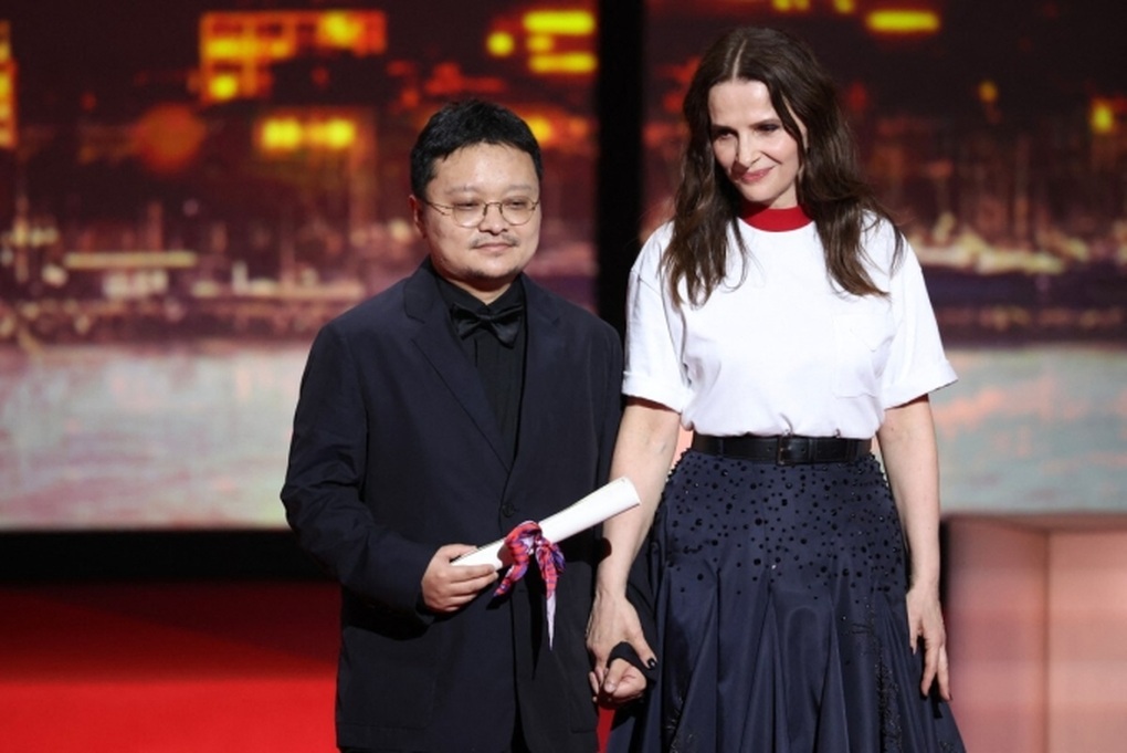 Đạo diễn Bi Gan nhận giải tại LHP Cannes 2025