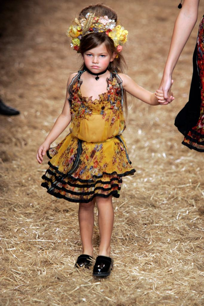 Thylane Blondeau thời thơ ấu với đôi mắt xanh thẳm và mái tóc vàng óng.