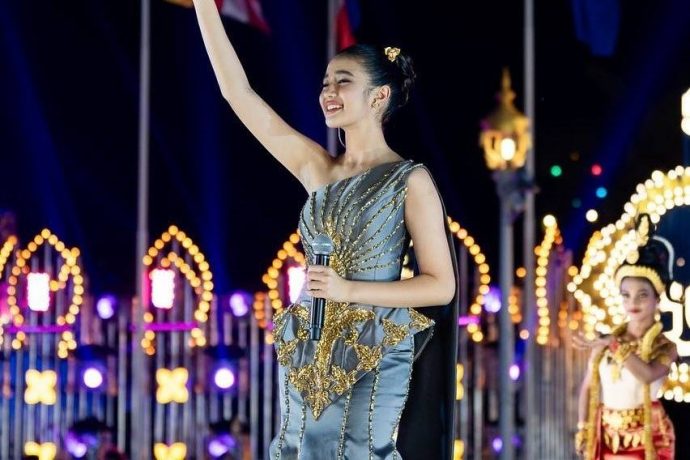 Jenna trong trang phục hiện đại