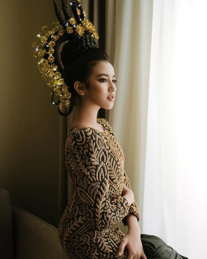 Jenna trong trang phục truyền thống