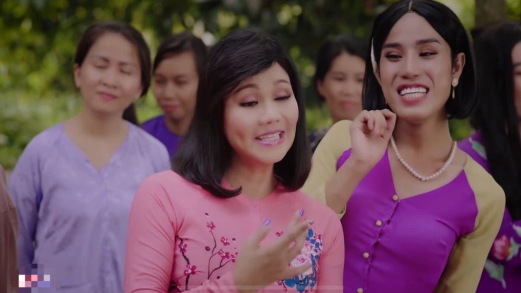 Cường Phạm bên NSƯT Ngọc Huyền trong MV 'Nhất vợ nhì trời'
