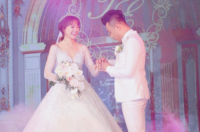 Trấn Thành xúc động trao nhẫn cho Hari Won trong đám cưới.