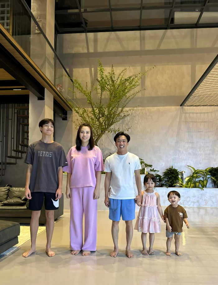 Cường Đô La và Đàm Thu Trang có cuộc sống viên mãn bên cạnh các con.