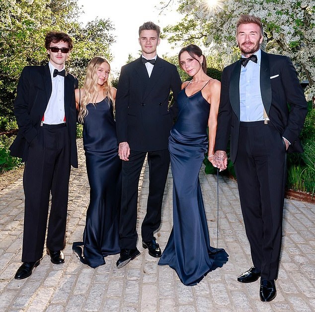 David Beckham vừa đón sinh nhật lần thứ 50 tại Anh cùng vợ và các con
