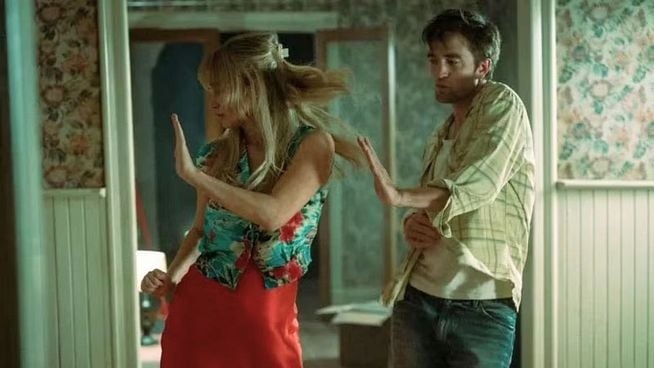 Jennifer Lawrence và Robert Pattinson trong Die, My Love