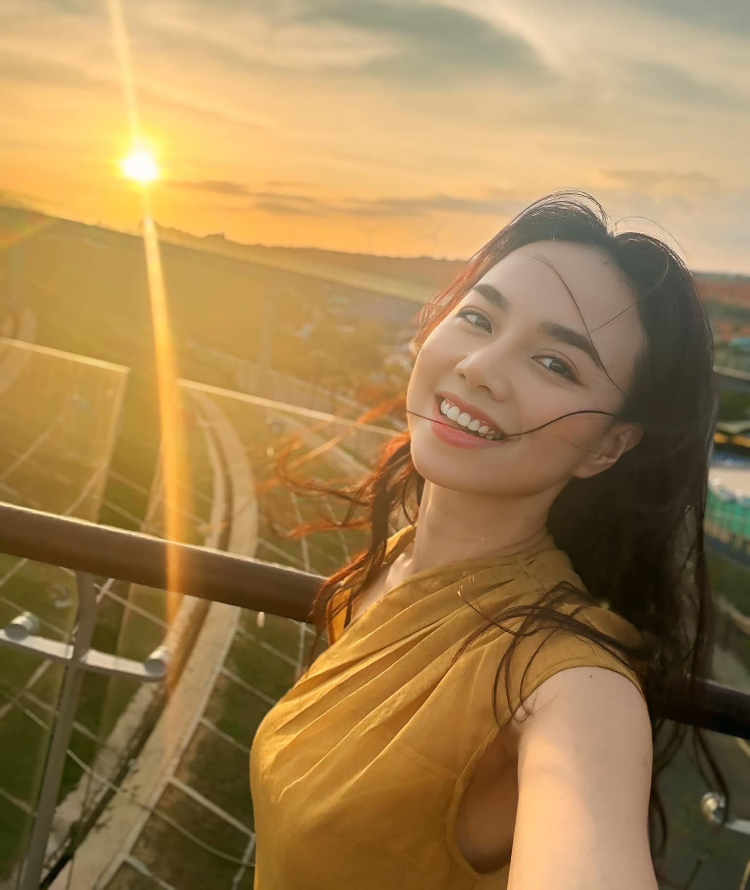 Đinh Ngọc Diệp: Từng là Hoa khôi Tây Đô, giờ viên mãn bên đạo diễn trăm tỷ - 2