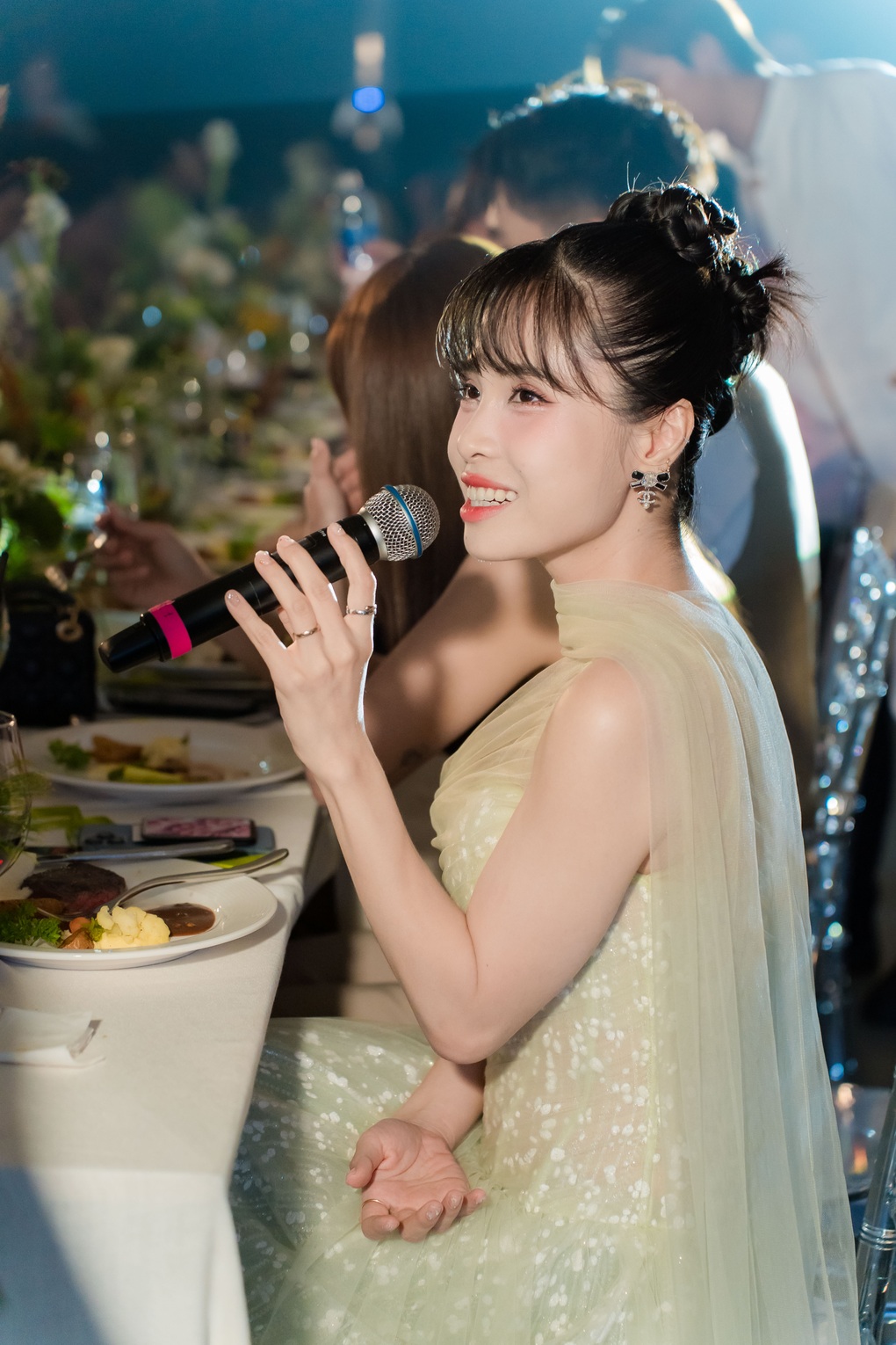Ca nương Kiều Anh đắt show sau Chị đẹp, được chồng ủng hộ hết mình - 2 Ca nương Kiều Anh đắt show sau Chị đẹp, được chồng ủng hộ hết mình - 2