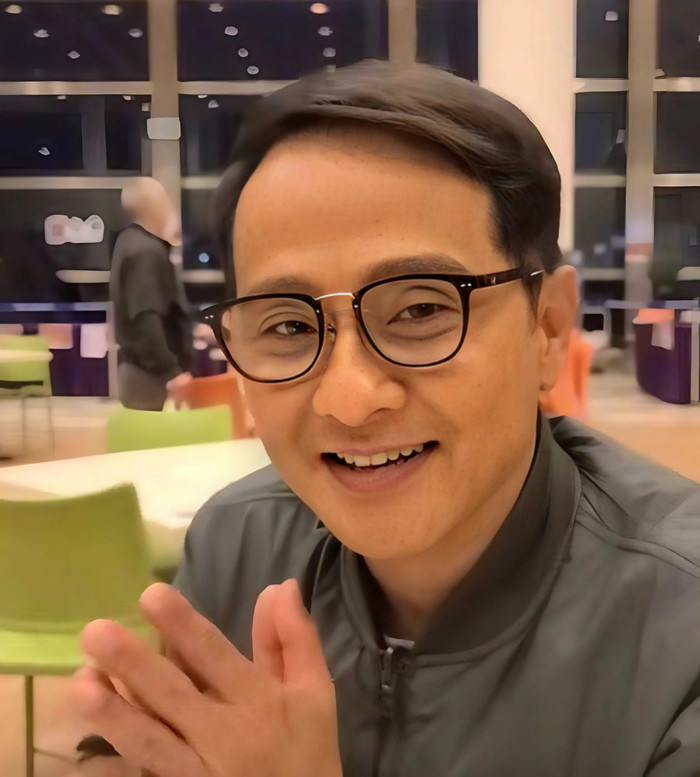 Ở tuổi 61, nam diễn viên vẫn tích cực đóng phim và làm nhiều việc để ổn định cuộc sống. (Ảnh: Sohu)