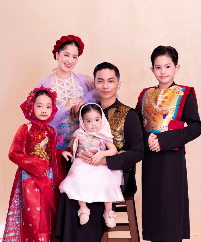 Khánh Thi - Phan Hiển lộ rõ niềm vui khi thực hiện bộ ảnh đặc biệt cùng các con.