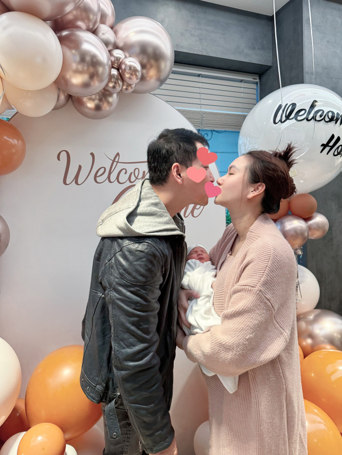Hương Giang bên cạnh bạn trai doanh nhân và con trai vừa chào đời.