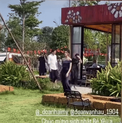 Doãn Hải My rạng rỡ trong khu vườn