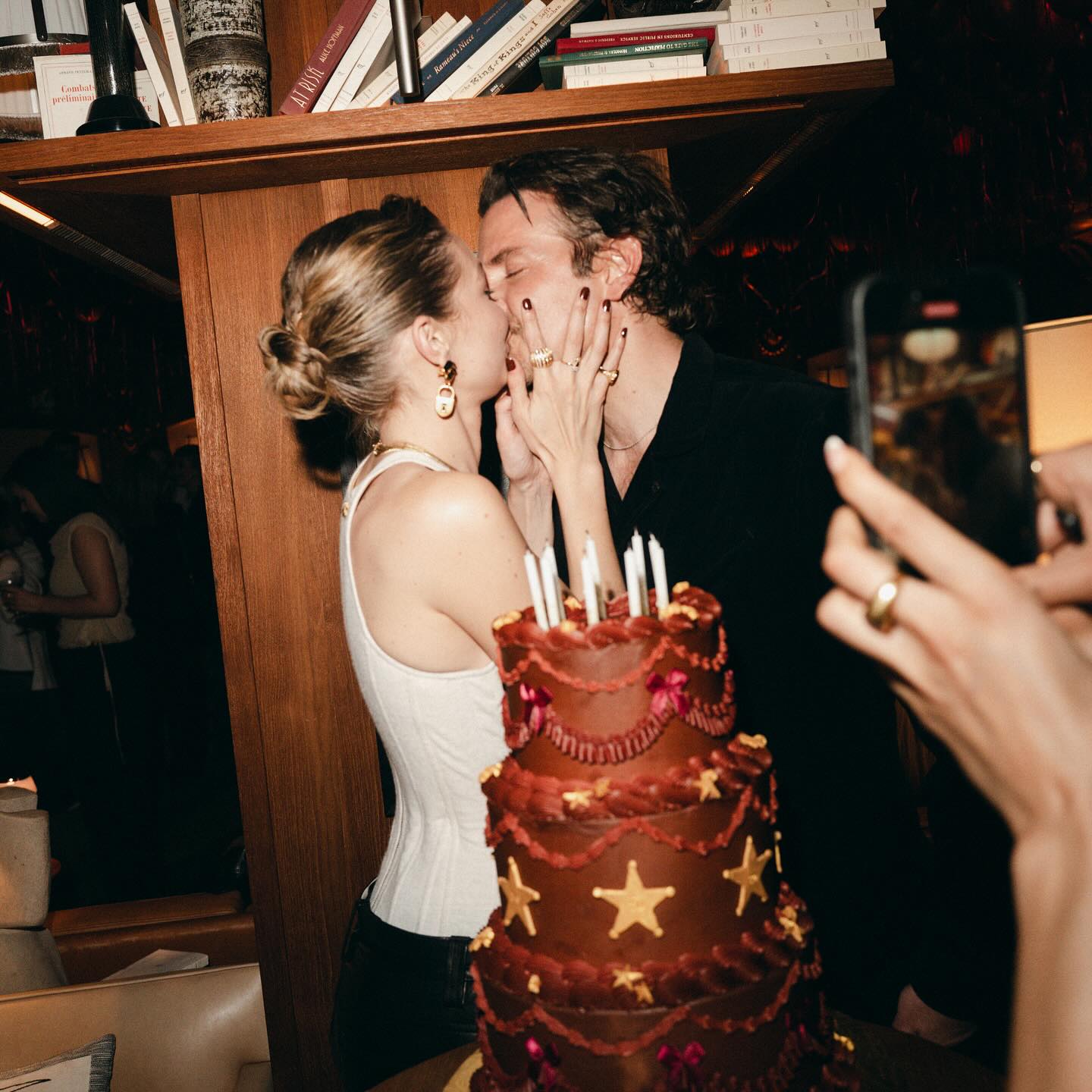 Gigi Hadid hôn Bradley Cooper trong tiệc sinh nhật