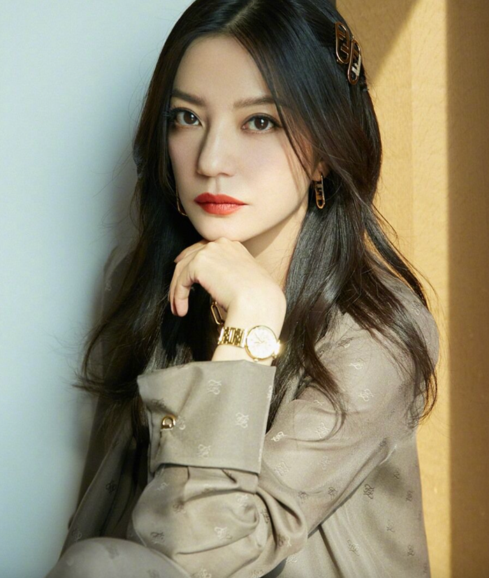 Triệu Vy từng sở hữu sự nghiệp hoạt động nghệ thuật đáng ngưỡng mộ trước khi bị 'phong sát'.