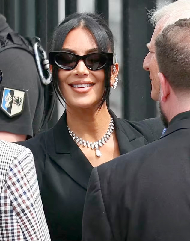 Kim Kardashian đeo vòng cổ kim cương gần 80 tỷ đồng tại khi đến làm chứng ở phiên tòa hôm 13/5. (Ảnh: Daily Mail)