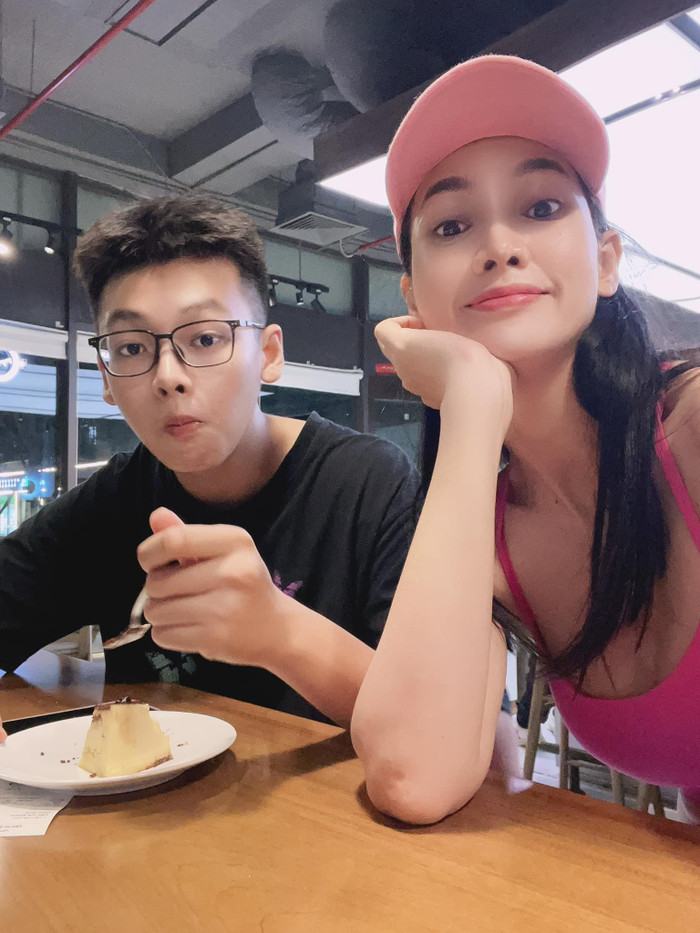 Anh Thư luôn thể hiện sự tích cực khi ở bên cạnh con trai.