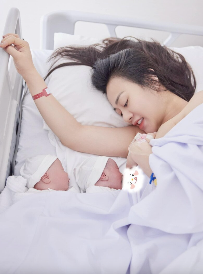 Phương Oanh lựa chọn tấm hình này để công bố tin đã sinh con thuận lợi với khán giả.