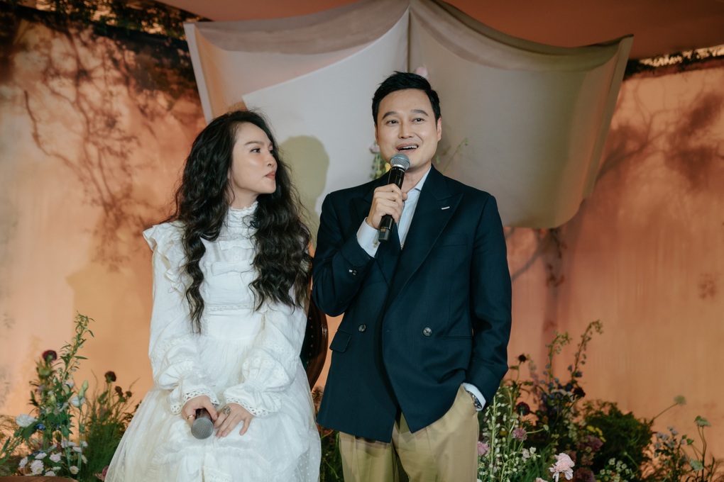 Ca sĩ Quang Vinh đến chúc mừng Hiền Thục