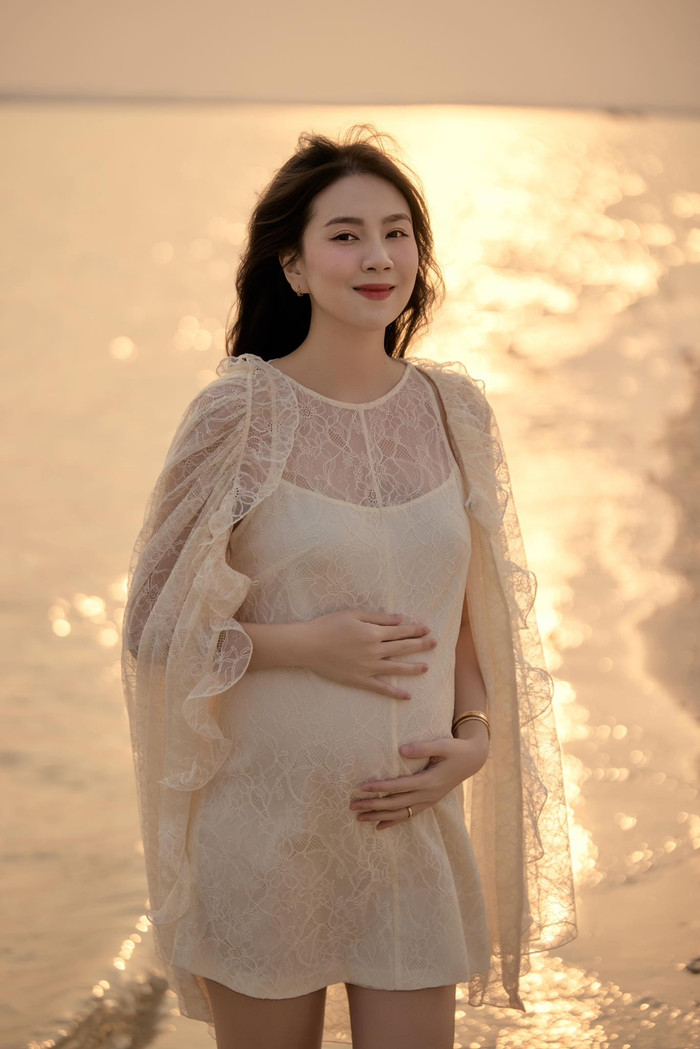 Nhan sắc rạng rỡ của Mai Ngọc khi mang thai con đầu lòng.