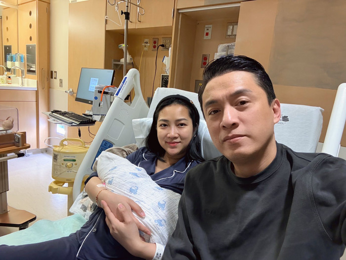 Lam Trường hạnh phúc chụp ảnh cùng vợ và con trai út.