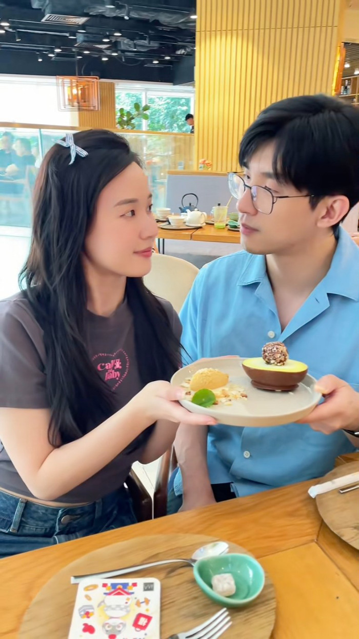 Chồng Midu dành ánh mắt đong đầy tình cảm cho vợ.