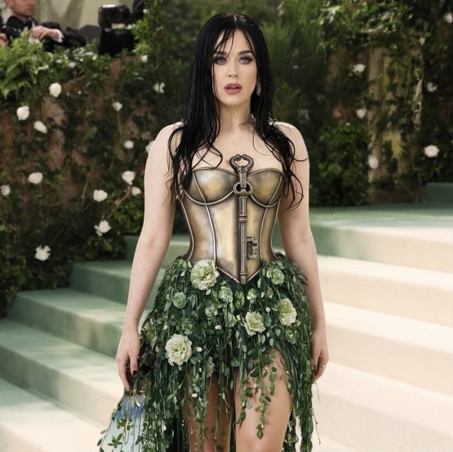 Luôn xuất hiện trong những bộ cánh cực kì ấn tượng, Katy Perry trở thành một trong những ngôi sao được săn đón hàng đầu tại Met Gala. Do đó, việc cô vắng mặt tại sự kiện vào năm 2024 đã khiến những bức hình làm từ AI này ra đời.