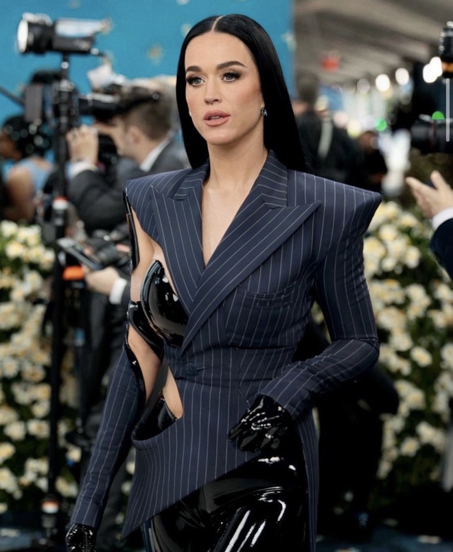 Loạt ảnh được làm bằng đồ hoạ AI khiến rất nhiều người nghĩ rằng Katy Perry thực sự xuất hiện tại Met Gala 2025.