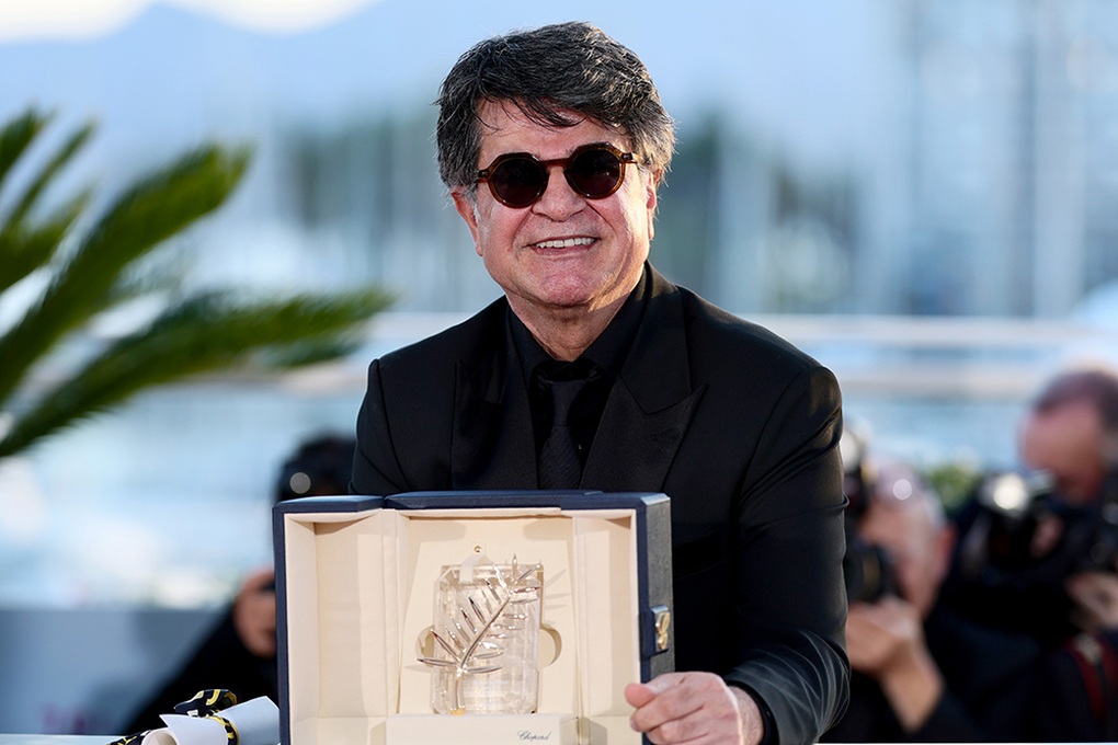 Jafar Panahi nhận giải Cành cọ vàng tại LHP Cannes 2025