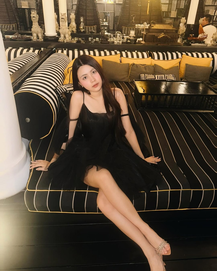 Càng lớn, Hạt Dẻ càng nhận được nhiều lời khen nhờ visual 'dậy thì' thành công cùng gu thời trang đa dạng. (Ảnh: FBNV)