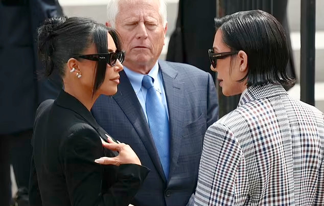 Kim Kardashian đến làm chứng tại phiên tòa hôm 13/5 cùng mẹ ruột Kris Jenner. (Ảnh: Daily Mail)