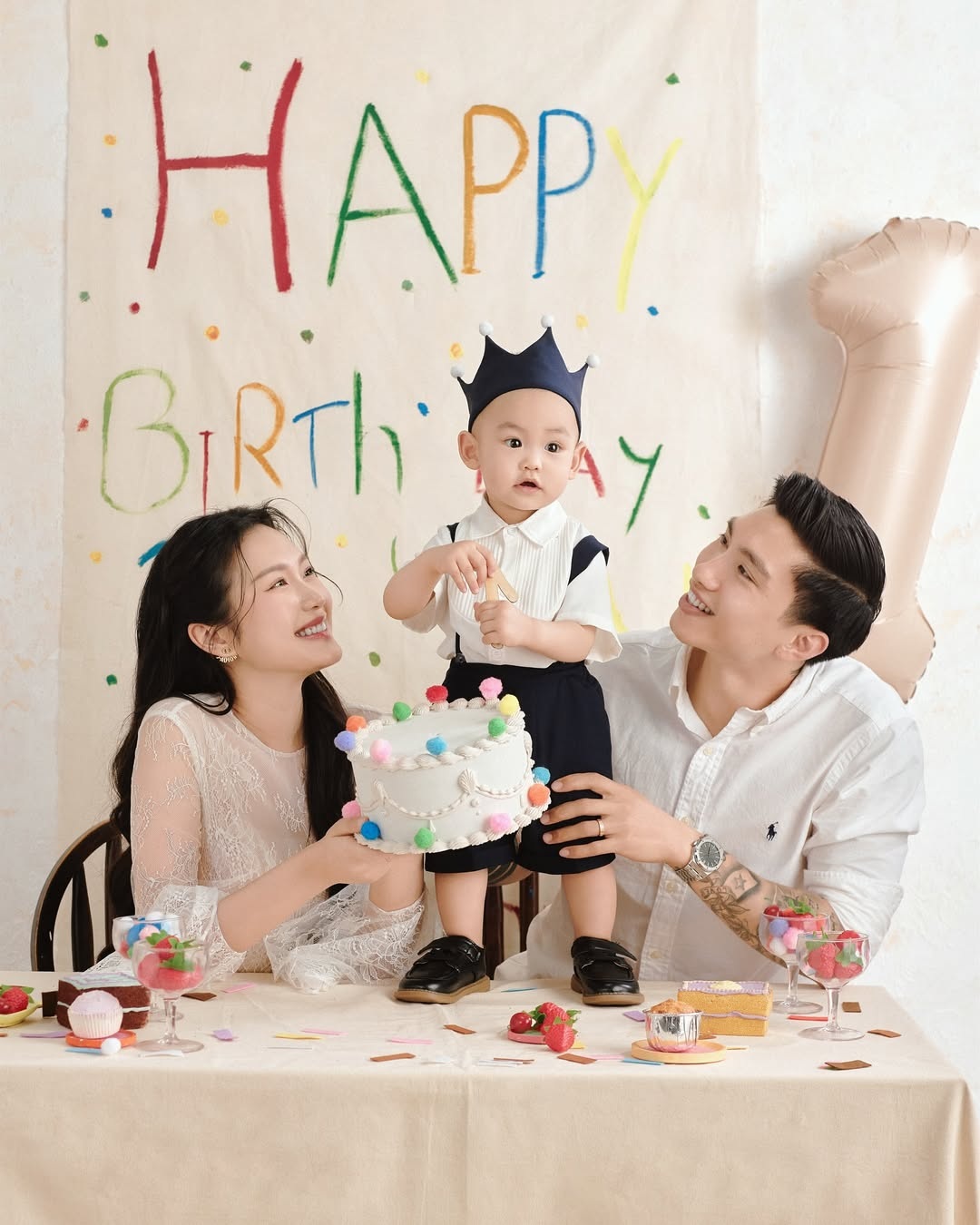 Doãn Hải My diện váy ren trắng