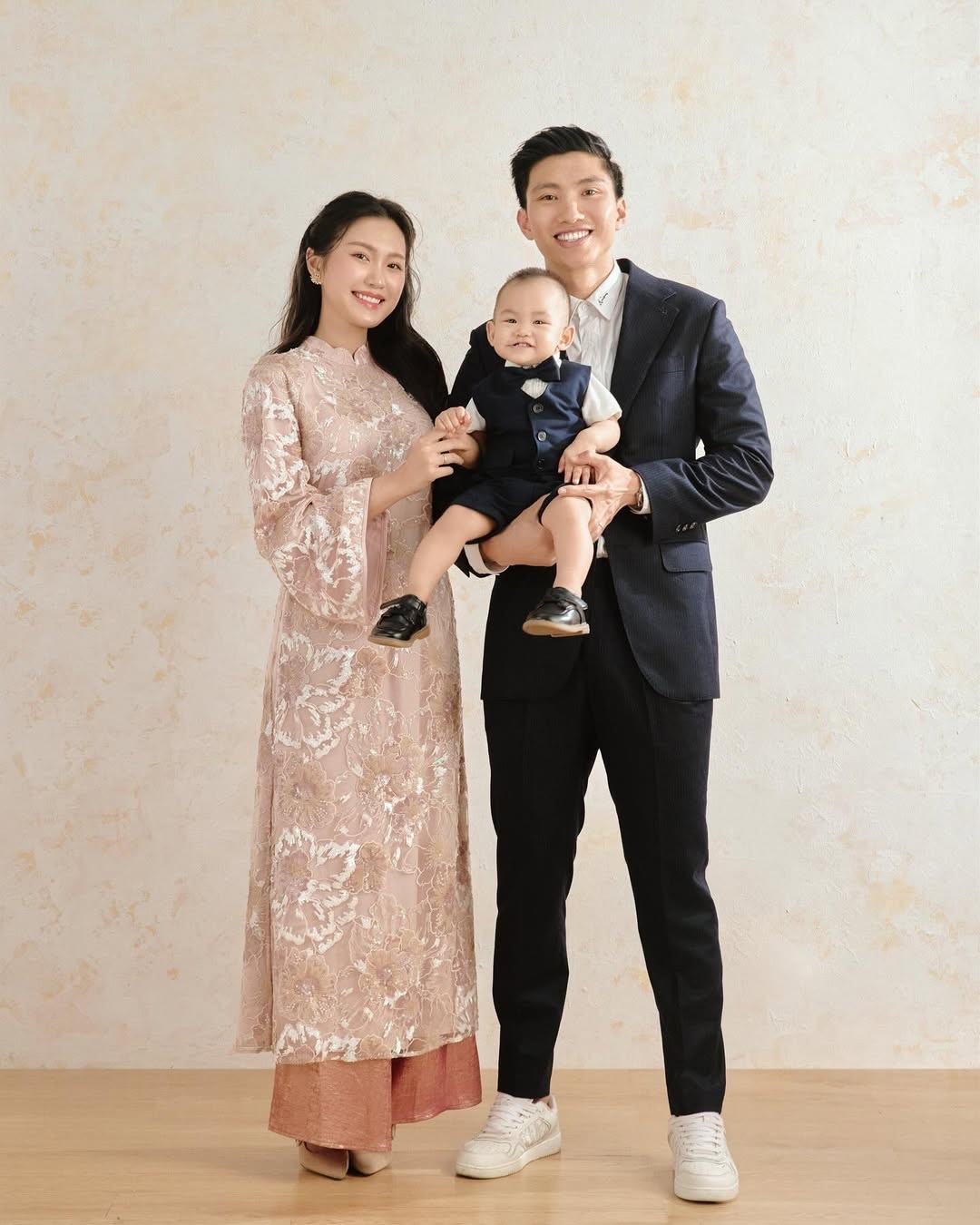 Doãn Hải My diện áo dài ren