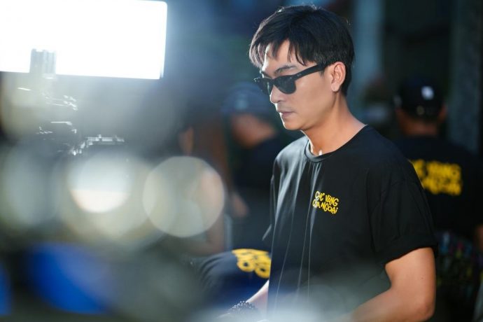 Đạo diễn Khương Ngọc tại lễ cúng khai máy