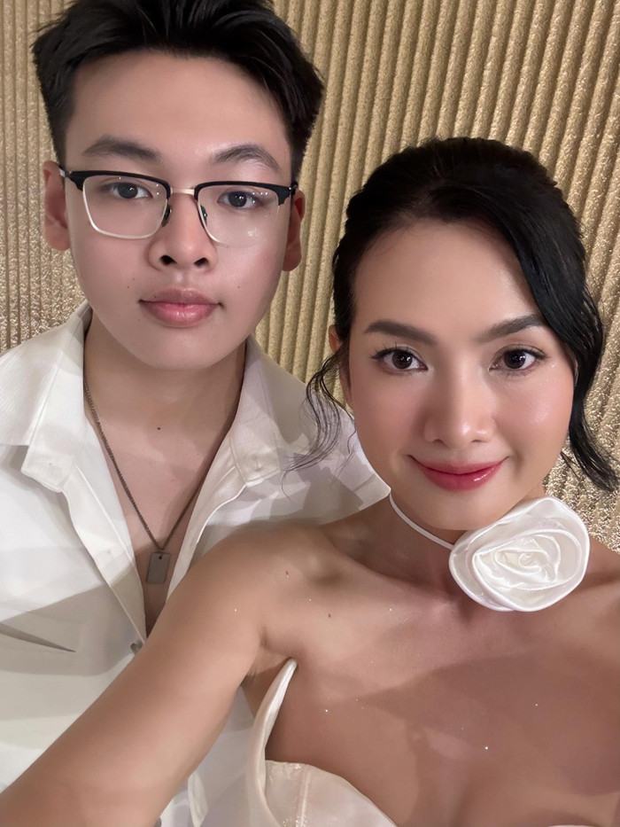Hình ảnh mới nhất của Anh Thư và con trai Tiểu Long.