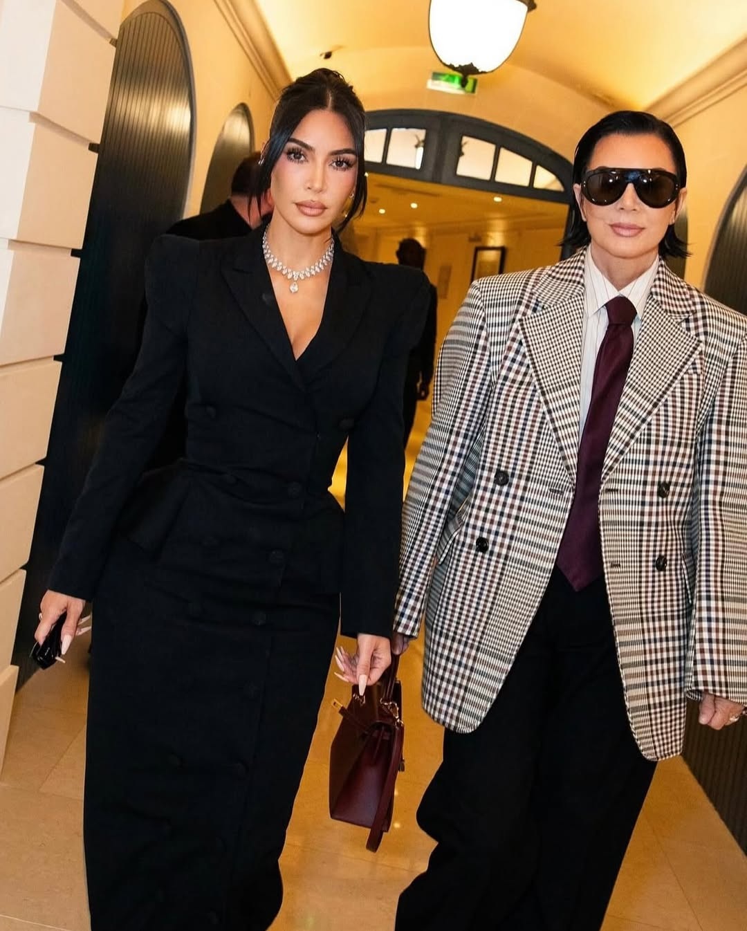 Kim Kardashian (bên trái) và mẹ cùng sóng bước tại Paris