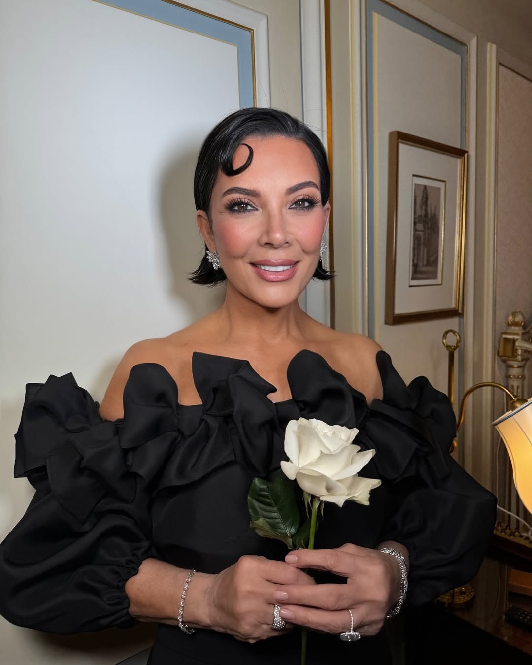 Kris Jenner trong bộ váy đen cổ điển, trông giống hệt con gái bà là Kim Kardashian