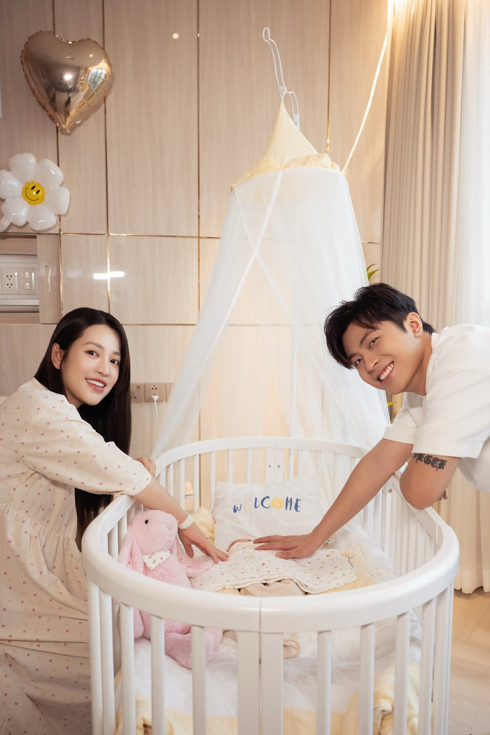Puka và Gin Tuấn Kiệt tận hưởng cuộc sống hạnh phúc bên con đầu lòng. (Ảnh: FBNV)
