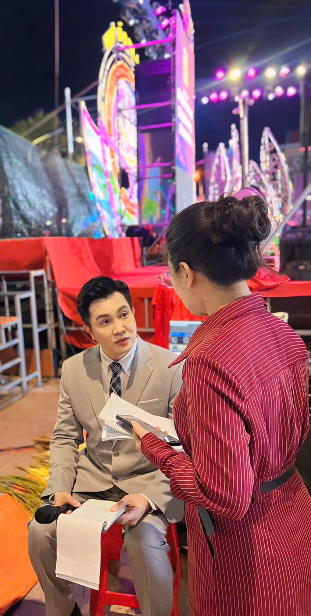 MC Lê Nguyên Bảo tập trung chuẩn bị ở hậu trường các chương trình