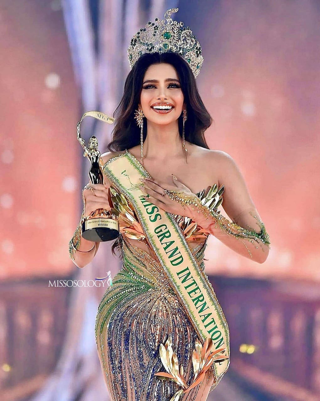 Rachel Gupta tuyên bố từ bỏ vương miện