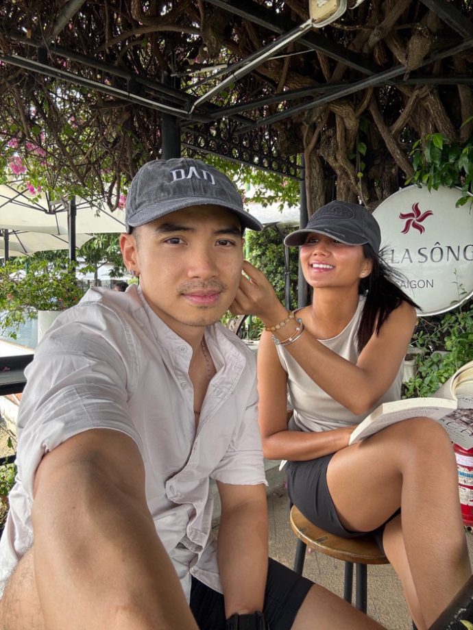 H'Hen Niê hài hước cho biết dạo này nhiều người hay hỏi thăm về chồng cô, đặc biệt là từ khi anh công khai chuyện cấy tóc. (Ảnh FBNV)